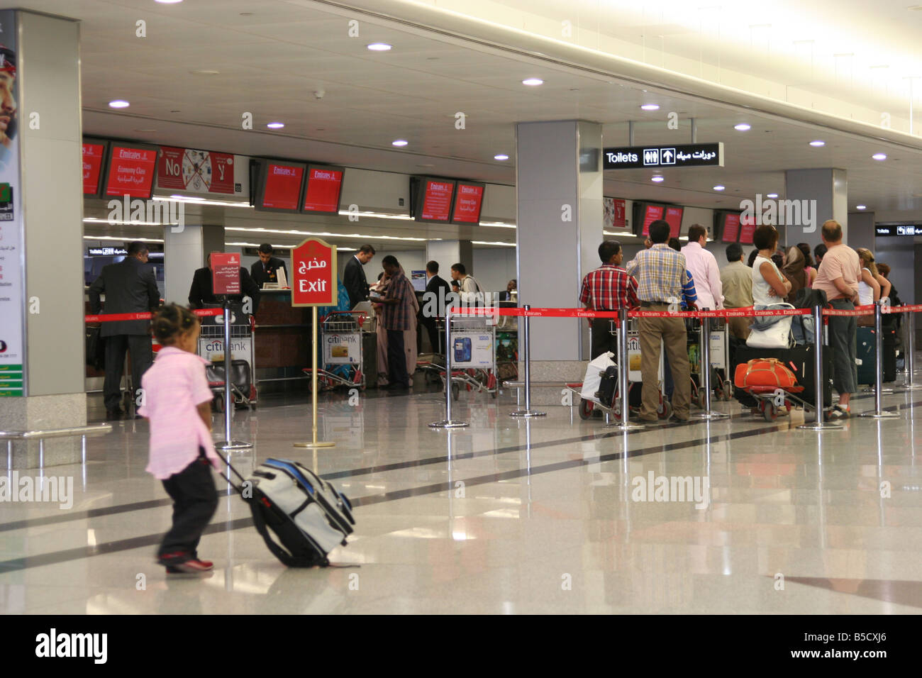 Passagiere einchecken am Dubai International Airport Vereinigte Arabische Emirate Stockfoto