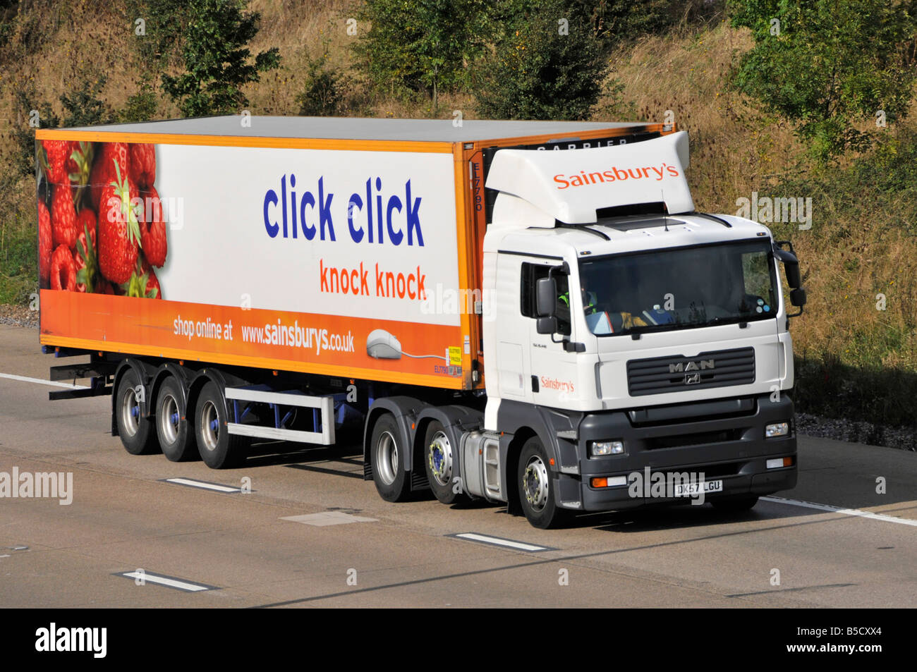 M25 Autobahn artikuliert LKW Sainsburys Werbung und Förderung von Online-shopping Stockfoto M25 Autobahn artikuliert LKW Sainsburys Werbung und Förderung von Online-shopping Stockfoto