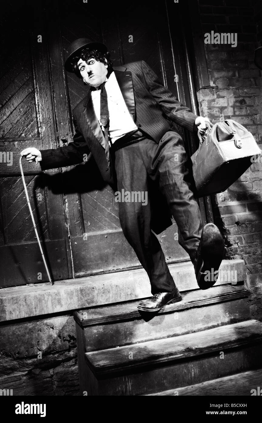 Charlie Chaplin auf Schritte stolpern Stockfoto