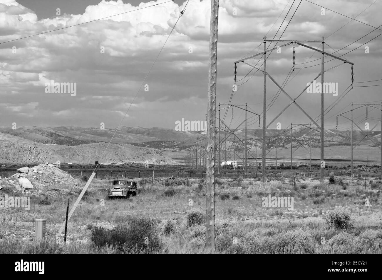 Unterteilt LKW und Powerlines an einem Sommernachmittag im nordöstlichen Utah Stockfoto