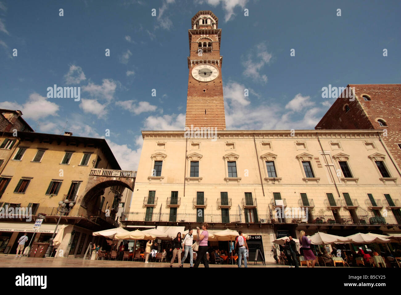 La Torre dei Lamberti auf Piazza Delle Erbe in Verona Italien Stockfoto