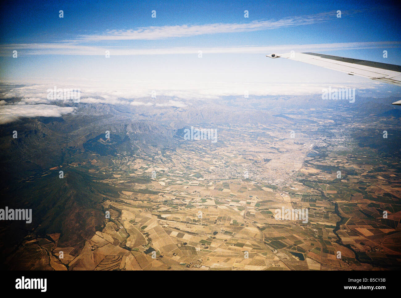 Südafrika, Luftaufnahme von Boden und Flugzeug Flügel genommen aus einem Fenster während des Fluges Stockfoto