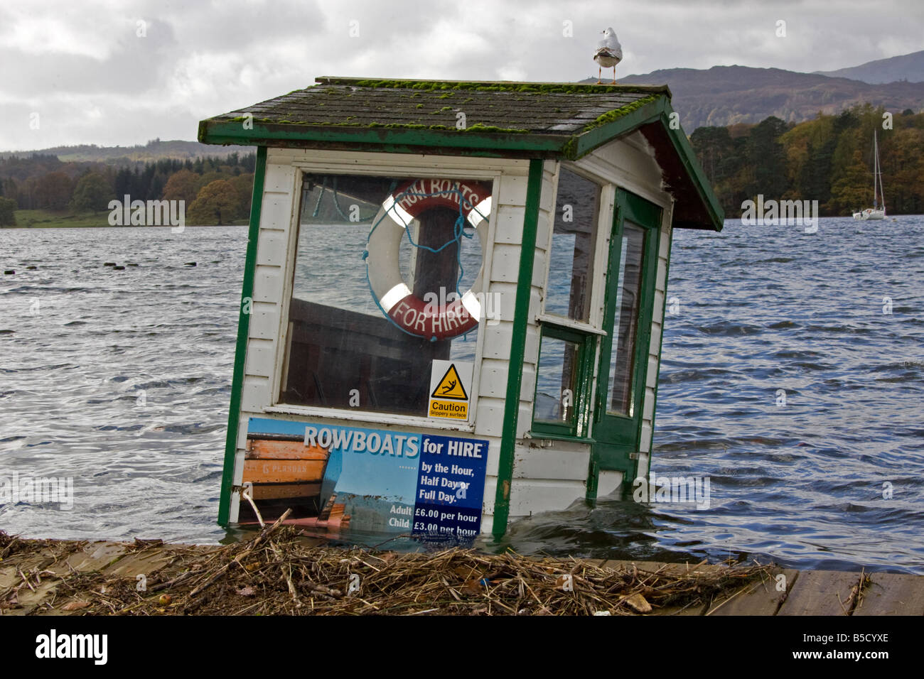 Ein Boot mieten Kiosk sitzt halb untergetaucht nach Starkregen den See verursacht, seine Ufer in Ambleside, Lake District, Großbritannien zu brechen. Stockfoto