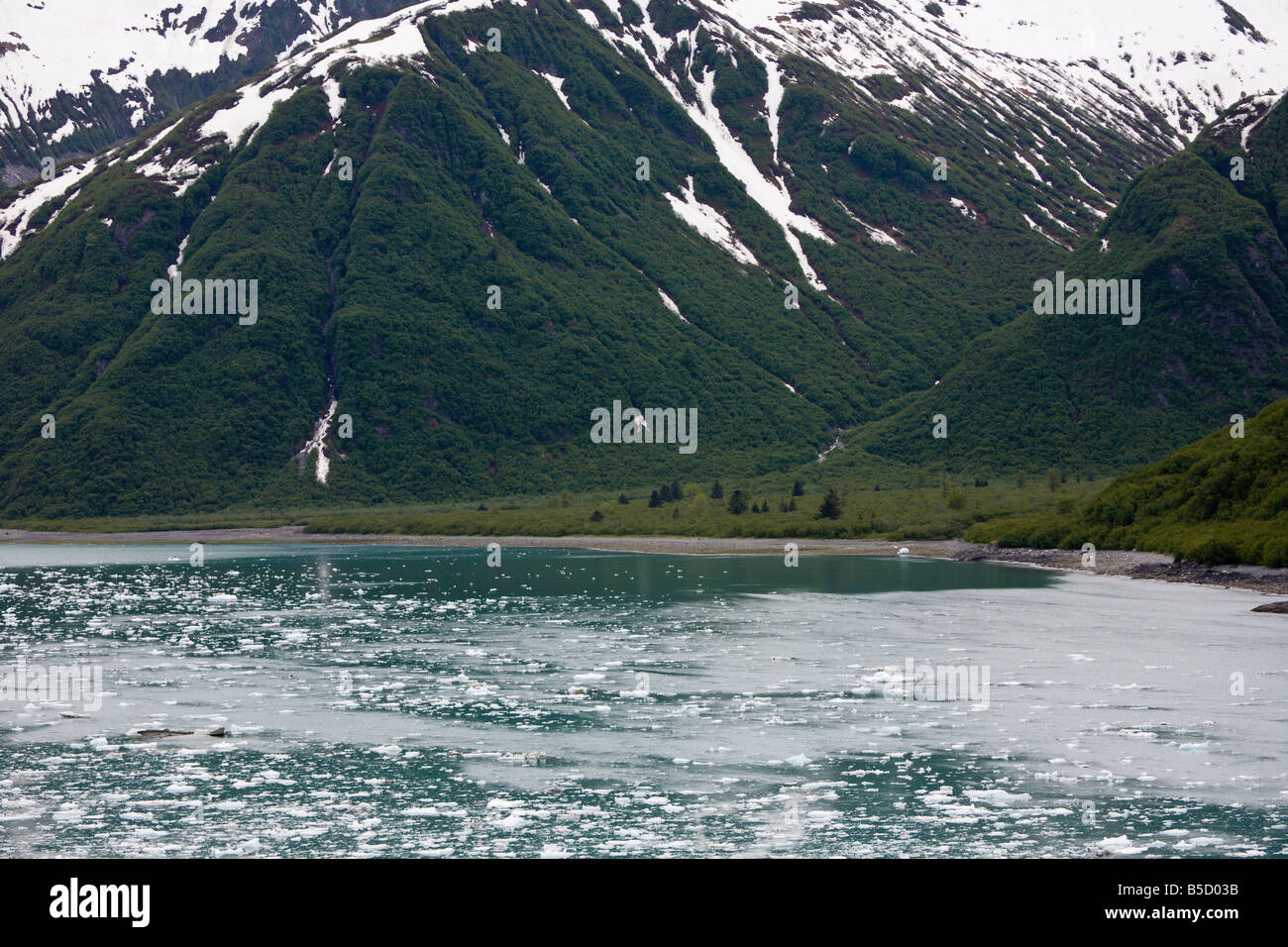 Schneebedeckte Berge und Eisstrom in den Gewässern in der Nähe von Hubbard-Gletscher in Alaska Stockfoto
