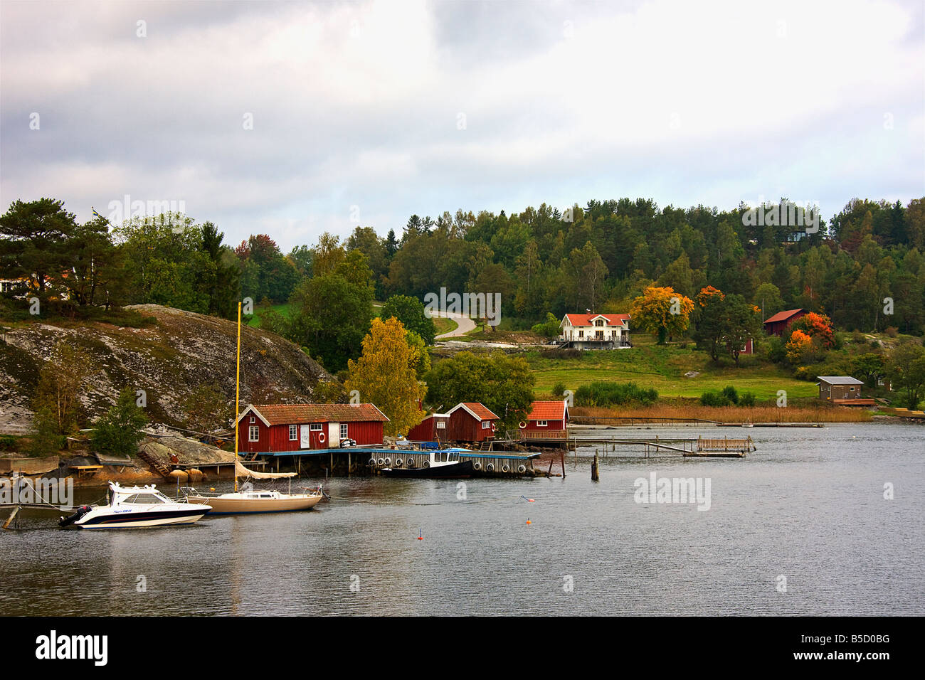 Frühe herbstliche Landschaft der Küste Szene auf der Insel Orust, Schweden. Stockfoto