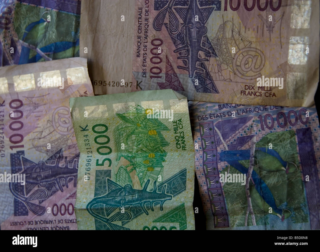 CFA-Francs benutzte Banknoten in Senegal Stockfoto
