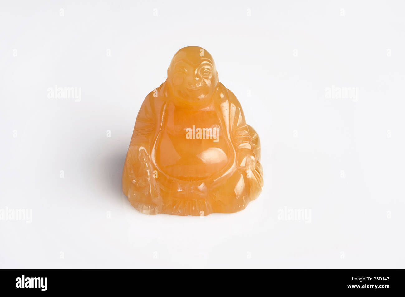 Calcit-Gold-Figur 18cm mit Calcit Stücke auf weißem Hintergrund Stockfoto