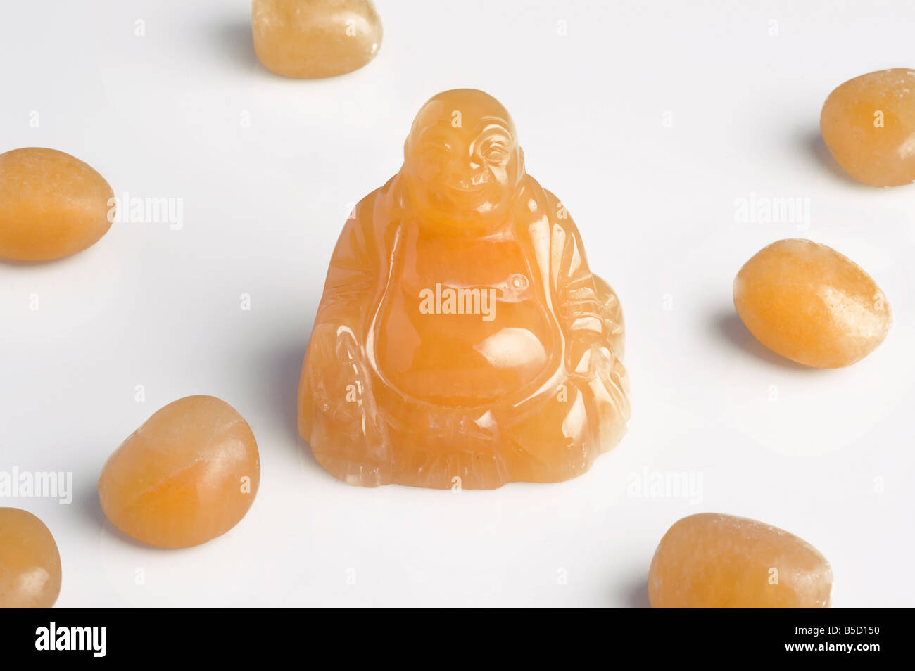 Calcit-Gold-Figur 18cm mit Calcit Stücke auf weißem Hintergrund Stockfoto