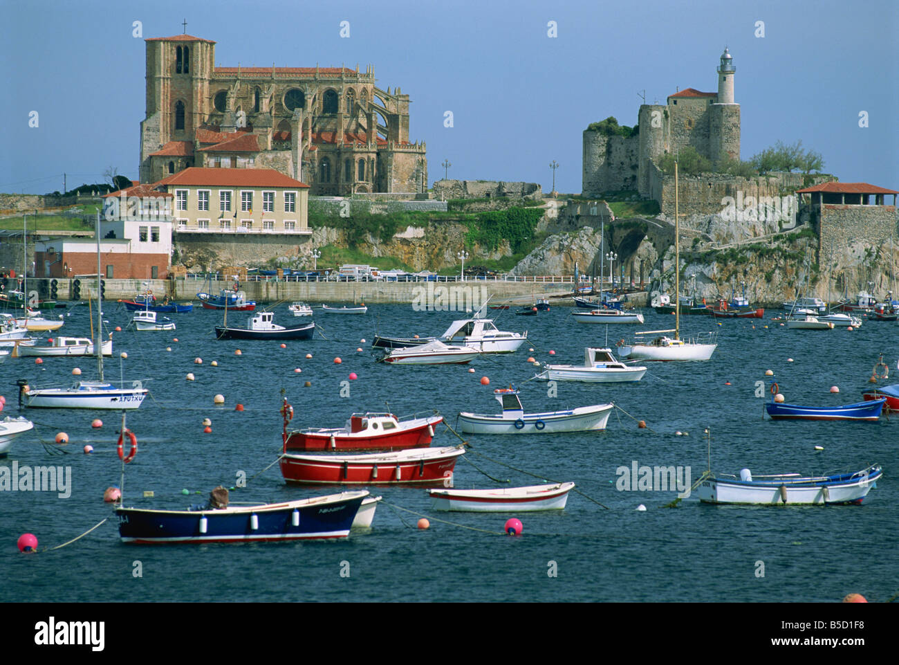 Boote im Hafen und der C12th Kirche von Santa Maria Castro Urdiales Kantabrien Spanien D Maxwell Stockfoto