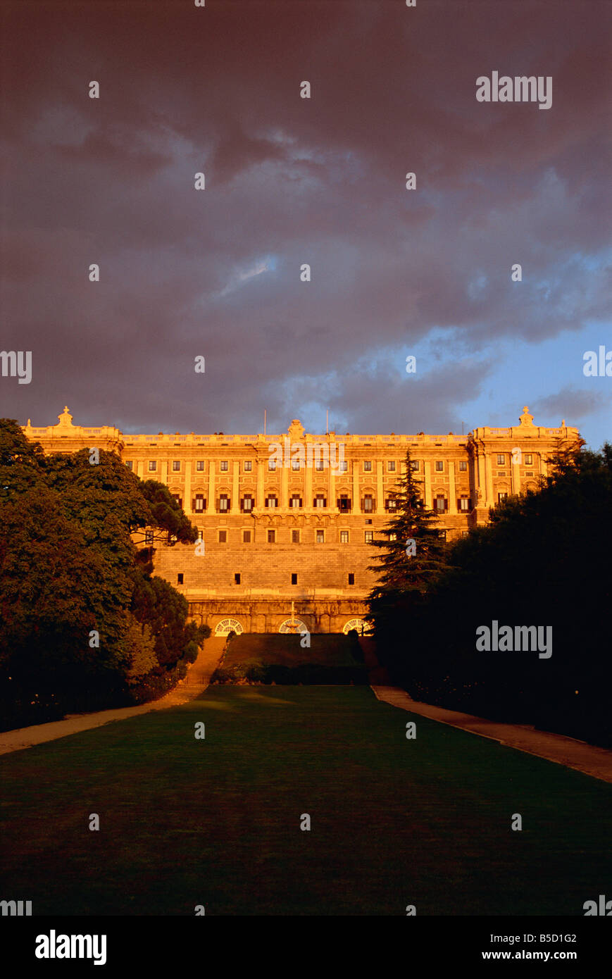 Der königliche Palast bei Dämmerung, Madrid, Spanien, Europa Stockfoto