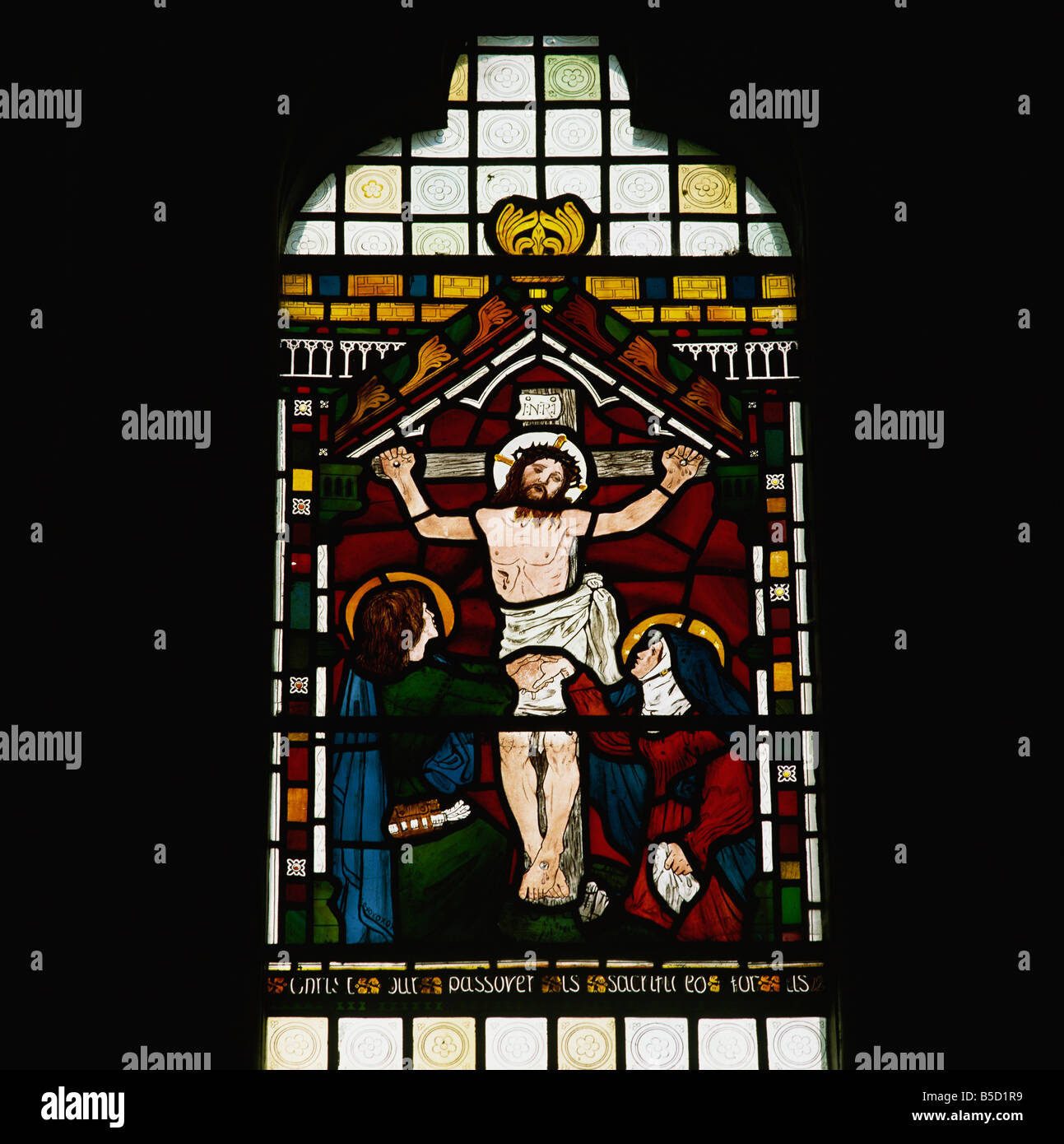 Kreuzigung von Maddox Brown, Glasmalerei von William Morris Gesellschaft, Selsley Kirche, Gloucestershire, England, Europa Stockfoto