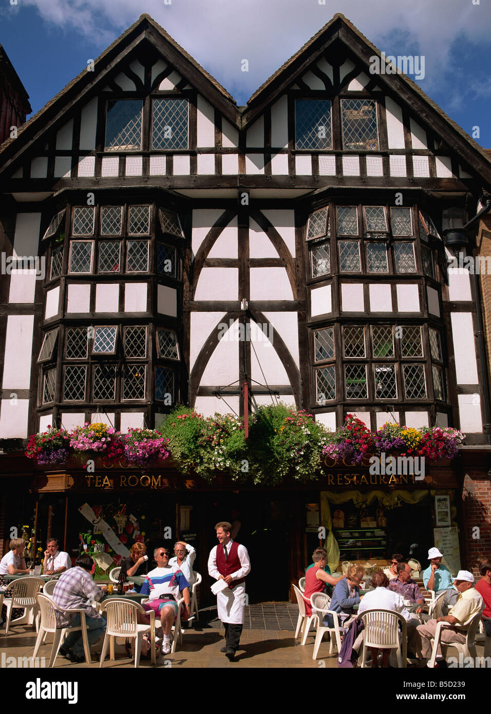 Outdoor-Teestube und tudor Gebäudefassade Winchester Hampshire England UK J Miller Stockfoto
