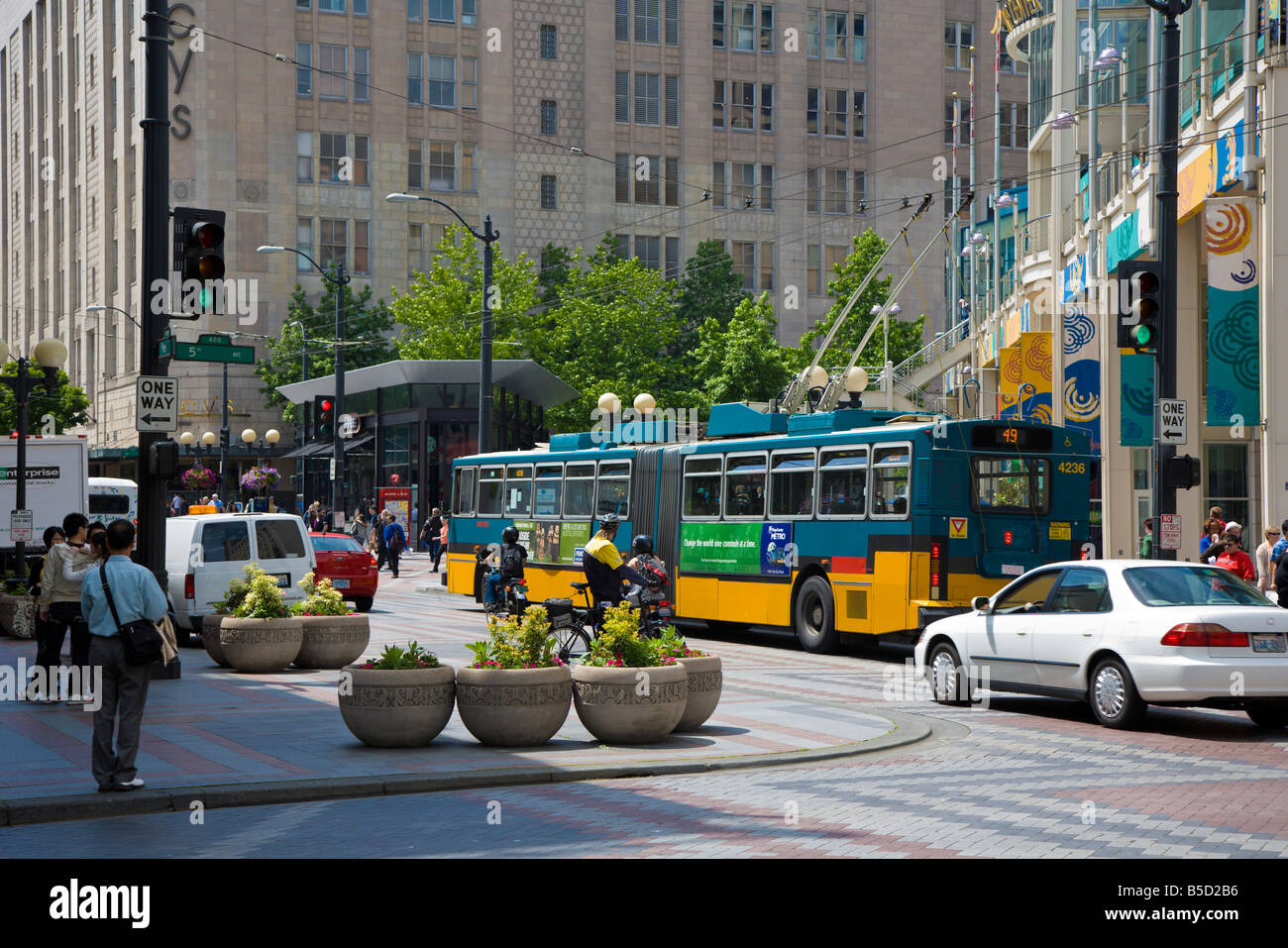 Elektrisch angetriebene Bus zum Nahverkehr in der Innenstadt von Seattle, Washington, USA Stockfoto