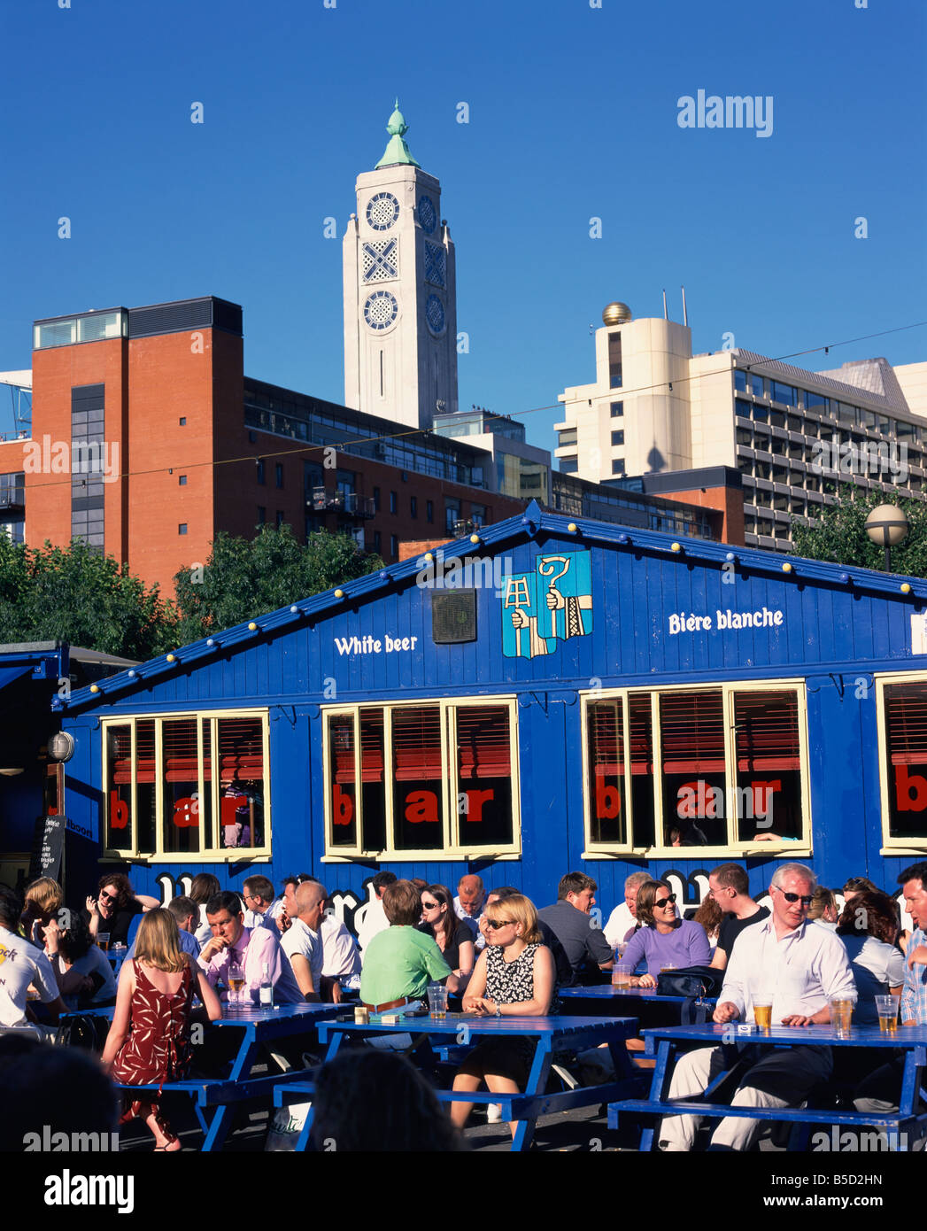Menschen sitzen vor einer Bar auf Gabriel s Wharf mit dem Oxo Tower hinter London England UK M Mawson Stockfoto