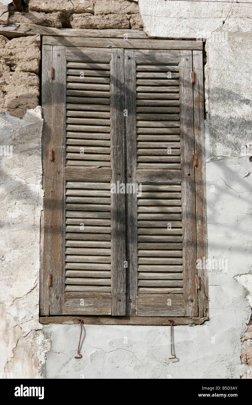 Alte Fensterläden aus Holz über ein Fenster in die zypriotische Dorf Agia Anna Stockfoto