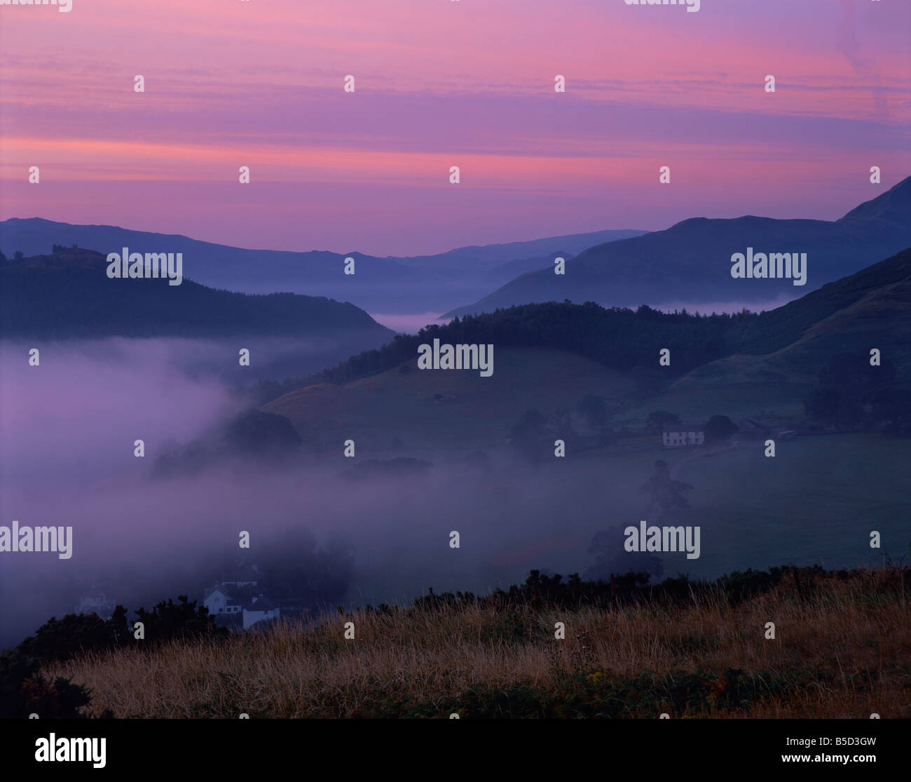 Morgen Nebel, Derwent River Valley, Lake District, Cumbria, England, Europa Stockfoto