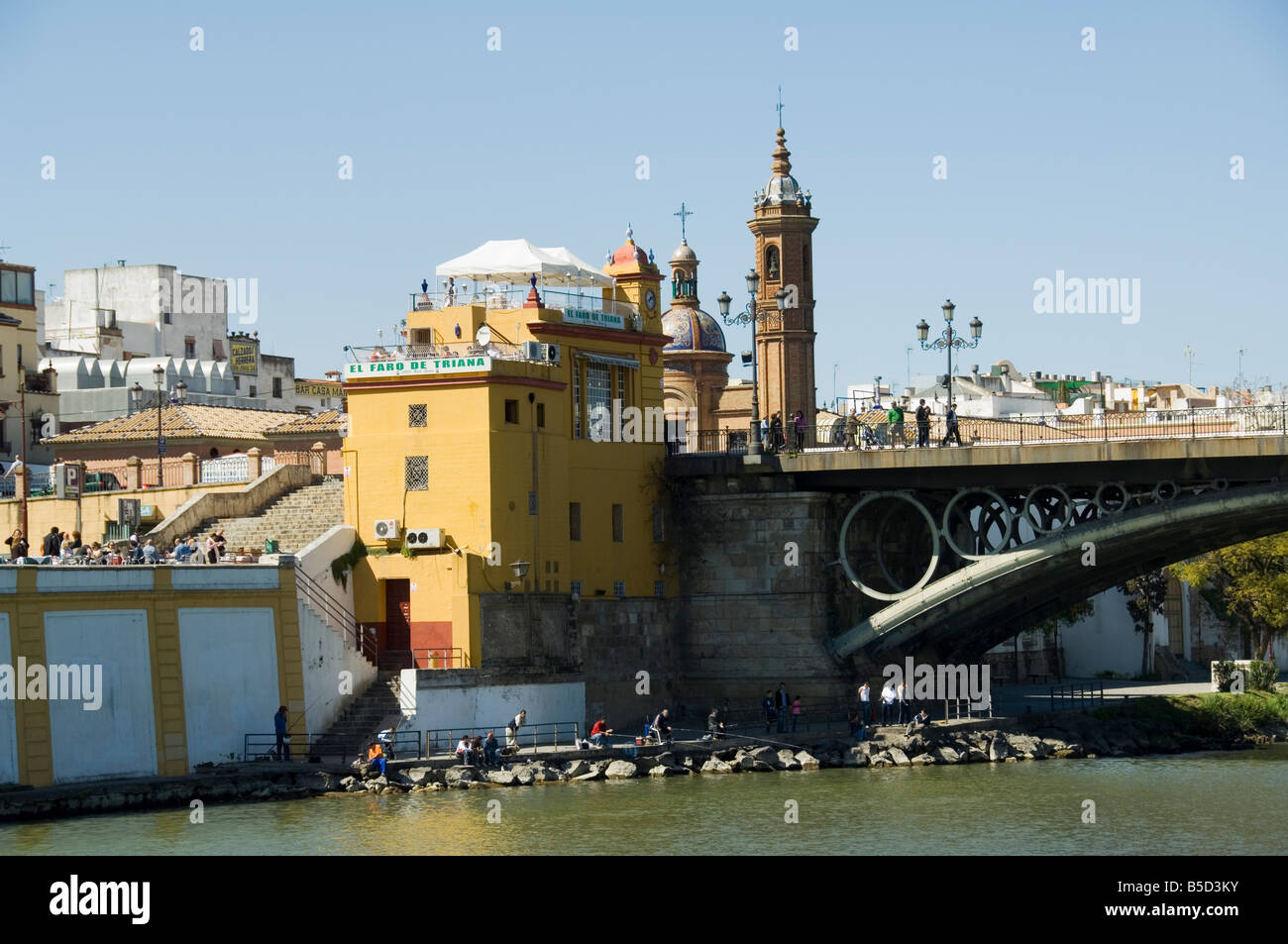 Puente de Isabel II, auch bekannt als Puente de Triana, Fluss Rio Guadalquivir, Sevilla, Andalusien, Spanien Stockfoto