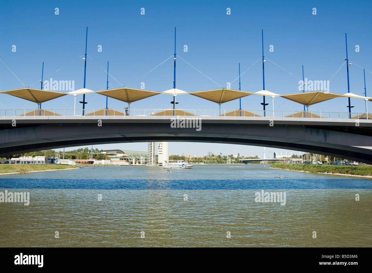 Puente De La Cartuja und den Fluss Rio Guadalquivir, Sevilla, Andalusien, Spanien, Europa Stockfoto