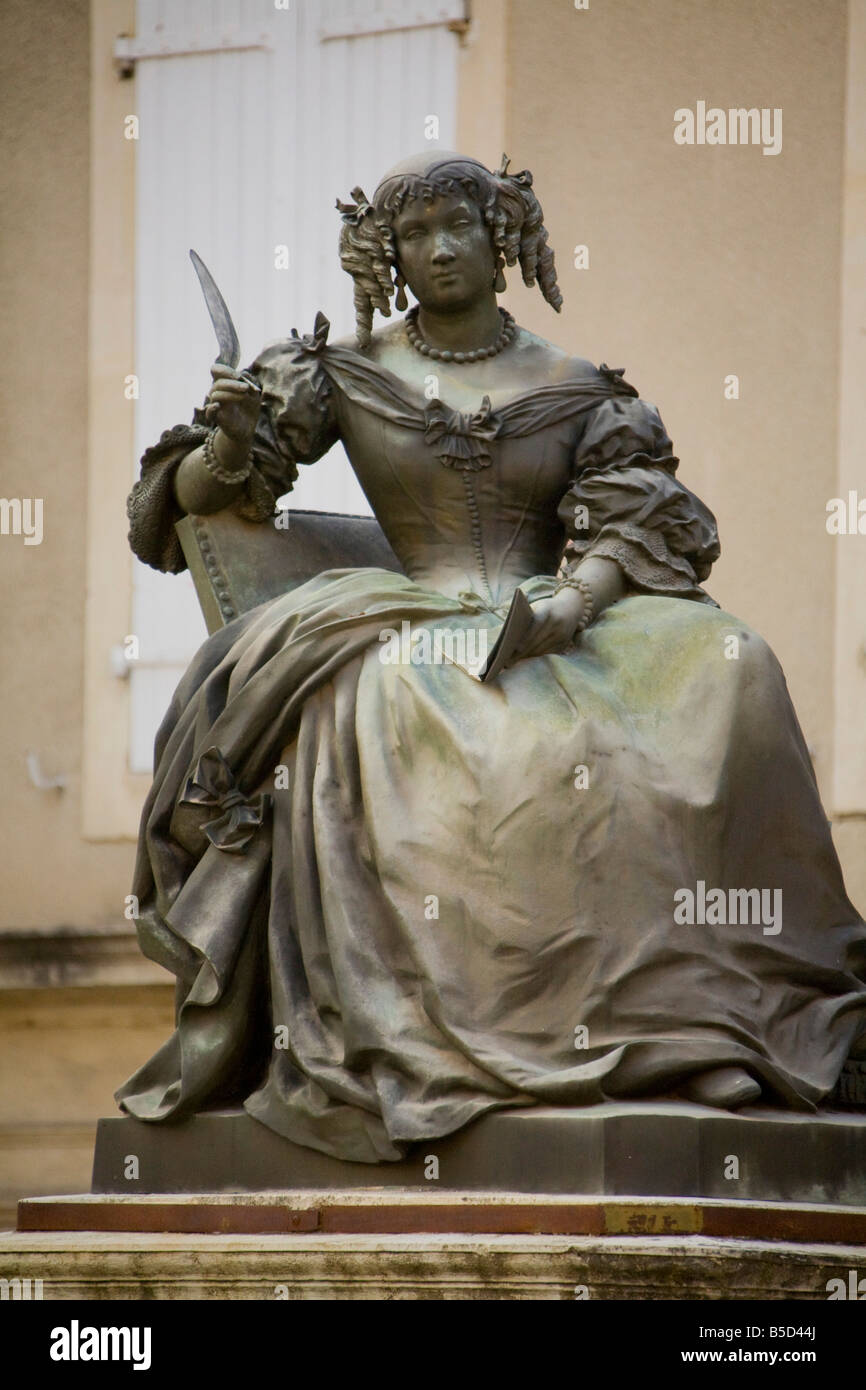 Statue von Mme de Sevigne in Grignan, Drome Frankreich.  blauer Himmel vertikale 81108 Grignan Stockfoto