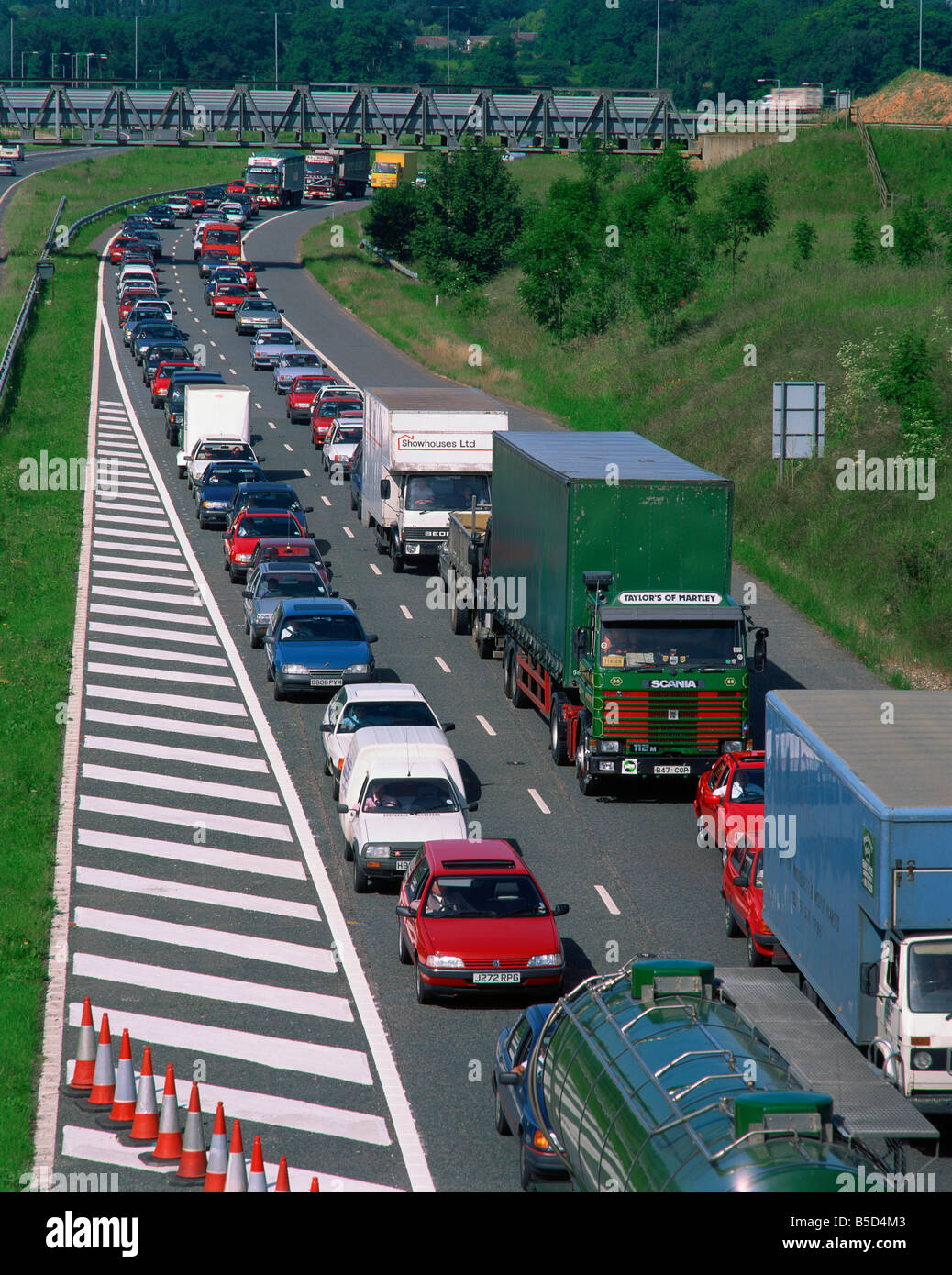 LKW Transporter und Fahrzeuge in einem Verkehr Stau auf einer Straße in England G R Richardson Stockfoto