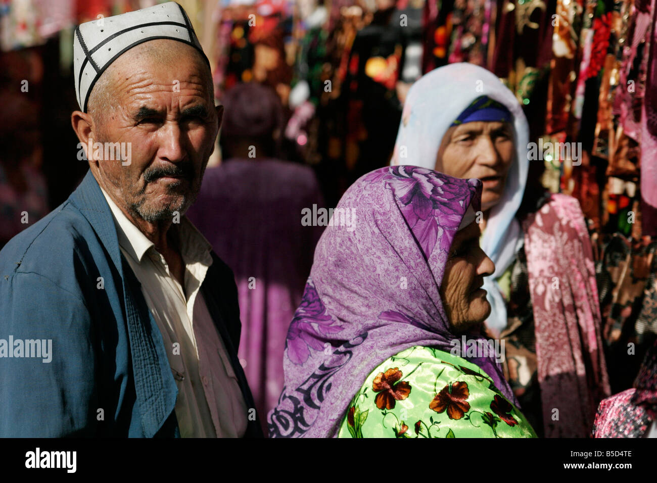 Uzbek man traditional hat cap -Fotos und -Bildmaterial in hoher Auflösung –  Alamy