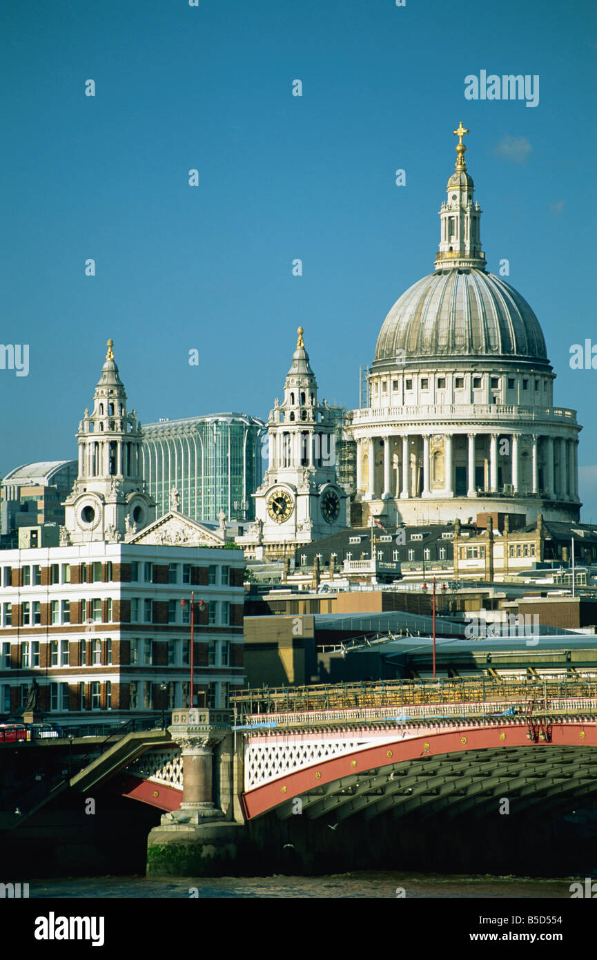 St Pauls Cathedral aus dem Thames Embankment London England Großbritannien Europa Stockfoto