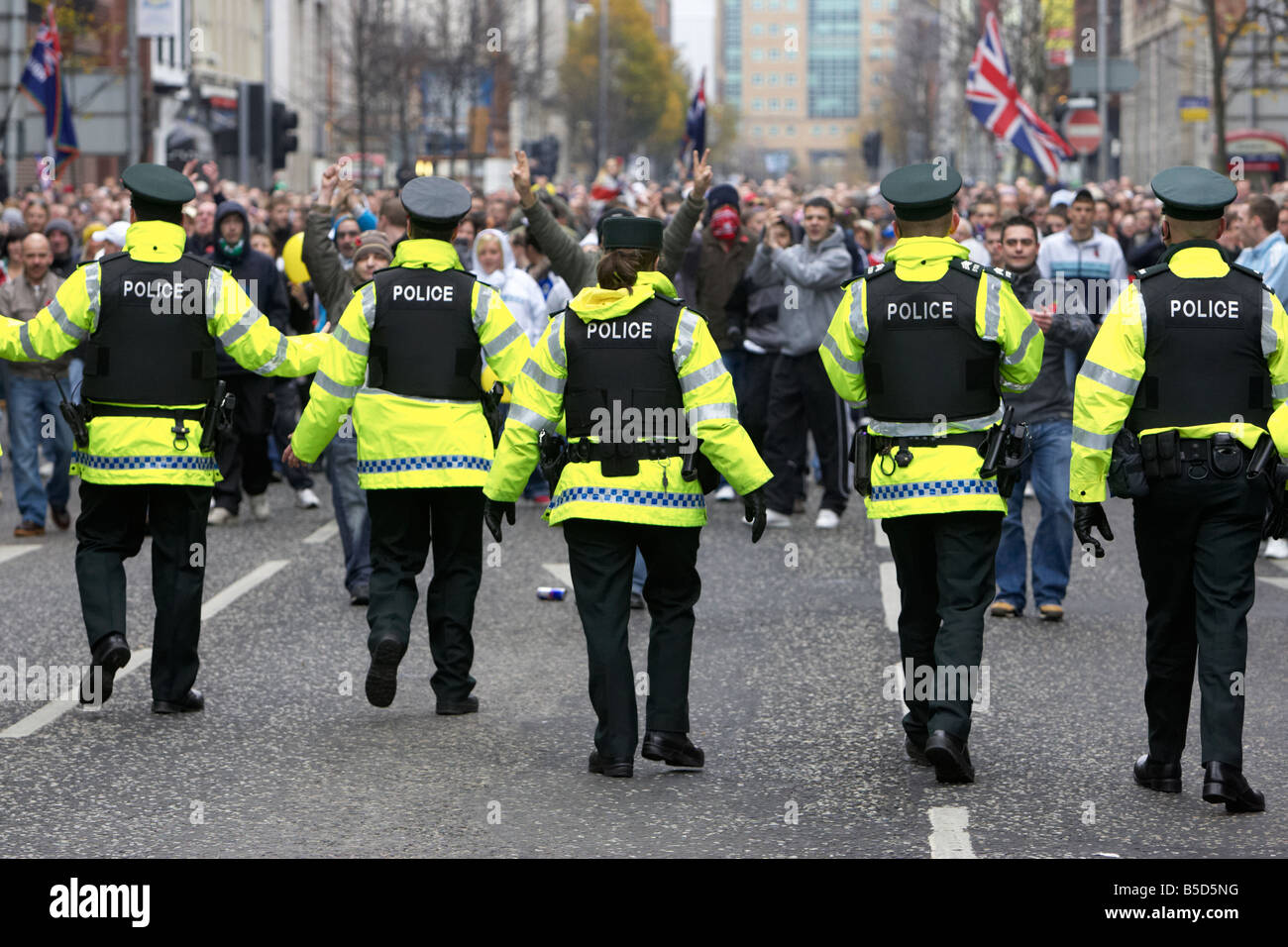 Linie der PSNI Police Service of Northern Ireland Offiziere Gruppenkontrolle Rowdy Loyalist Parade Belfast Stadtzentrum Stockfoto