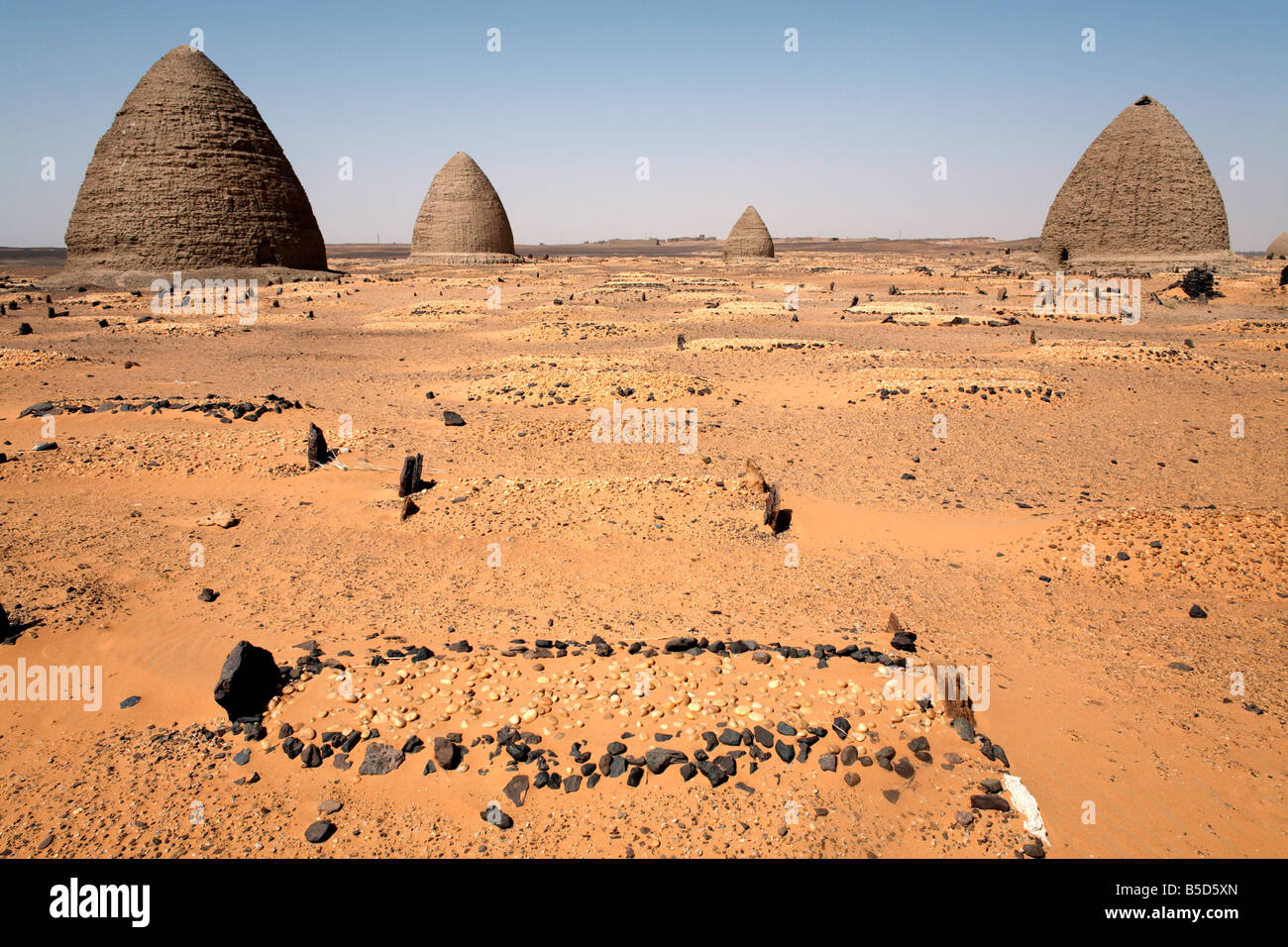 Graves, einschließlich Bienenstock Gräber (Tholos-Gräbern), in der Wüste in der Nähe der Ruinen von der mittelalterlichen Stadt von Old Dongola, Sudan, Afrika Stockfoto