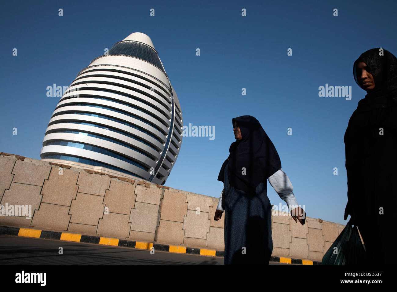 Einheimischen gehen vorbei an der 5-Sterne Boji Al-Fateh Hotel (libysche Hotel), entworfen, um ein Segel, Khartoum, Sudan, Afrika vertreten Stockfoto