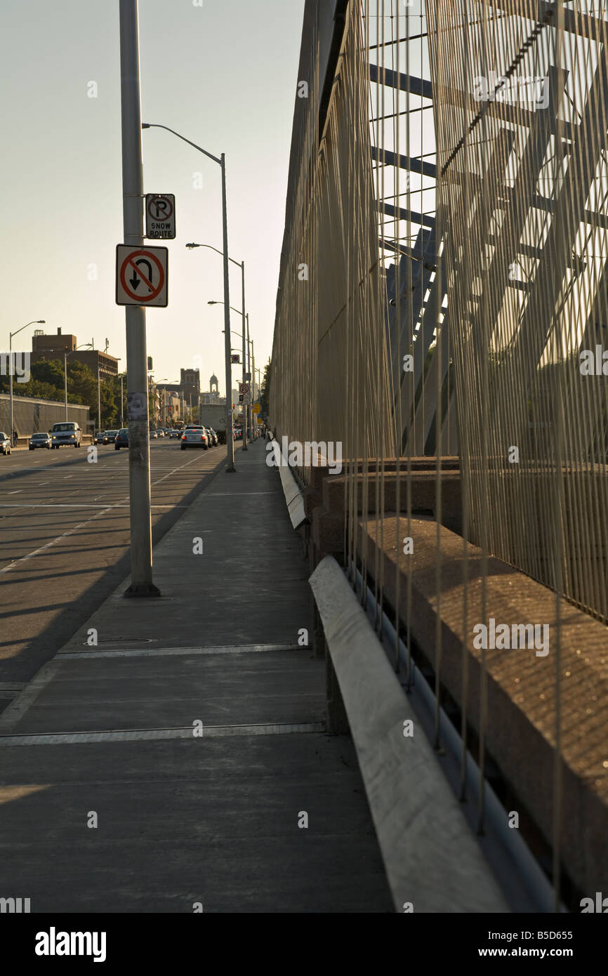 Blick nach Osten entlang der Bloor St. Viaduct, Toronto, Ontario, Kanada Stockfoto