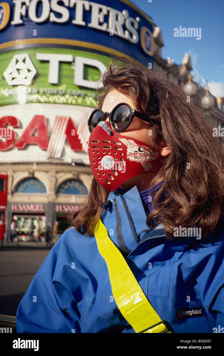 Weibliche Radfahrer mit Kohlenstoff gefilterte Verschmutzung Maske Picadilly Circus London England UK D Maxwell Stockfoto