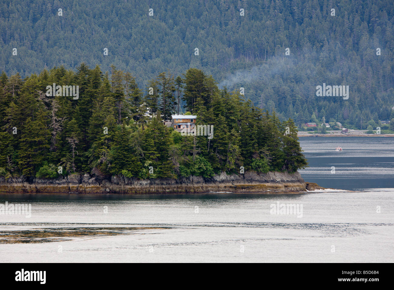 Privathaus auf felsigen Insel in der Nähe von Sitka, Alaska Stockfoto