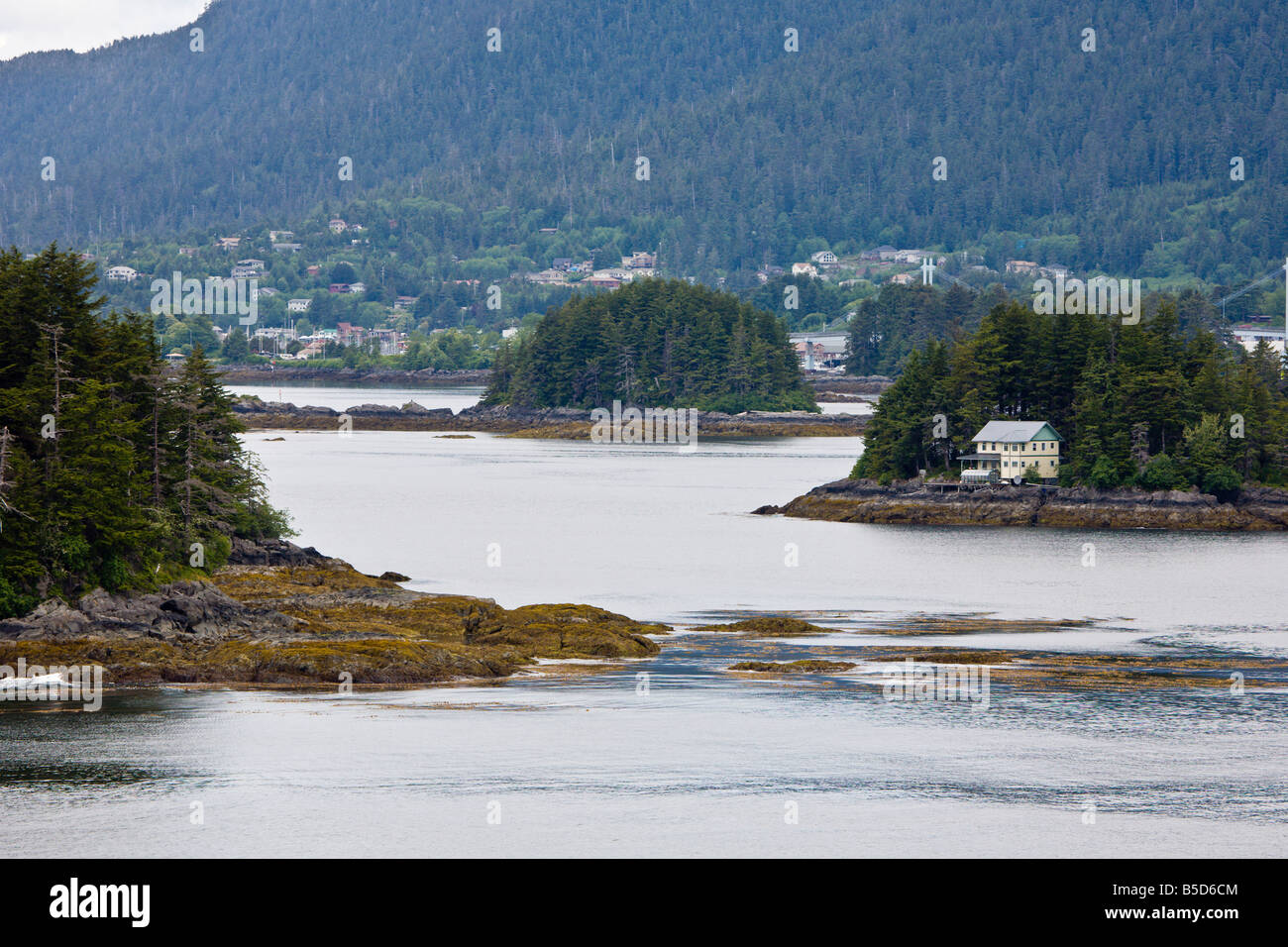 Privatinsel Häuser in den Küstengewässern von Sitka, Alaska Stockfoto