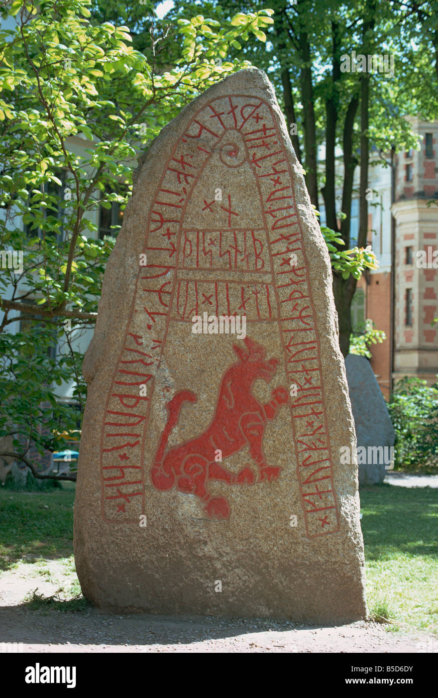 Mythologisches Tier ähnlich wie ein Wolf auf eine Rune an Skarby, 1000 n. Chr. Lund, Schweden, Skandinavien, Europa aus Stein gefunden Stockfoto