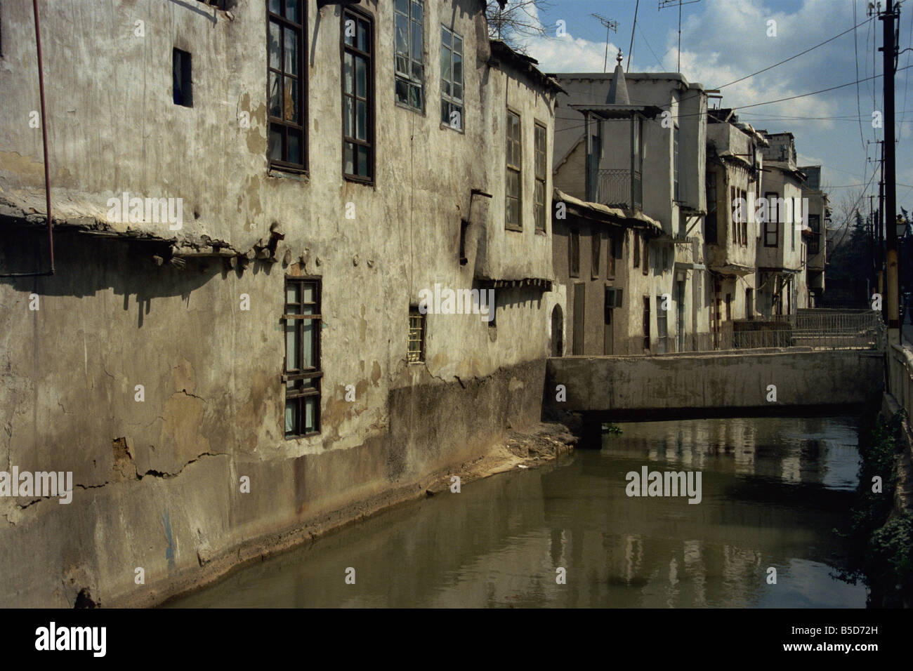 Barada-Fluss, der durch alte Stadt Damaskus Syrien Naher Osten Stockfoto