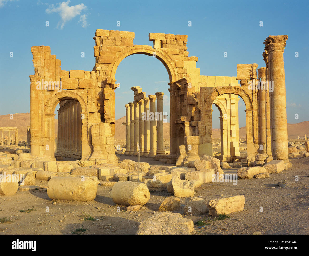 Die monumentale Bogen am alten Graeco-Römischen Stadt Palmyra, UNESCO-Weltkulturerbe, Syrien, Naher Osten Stockfoto