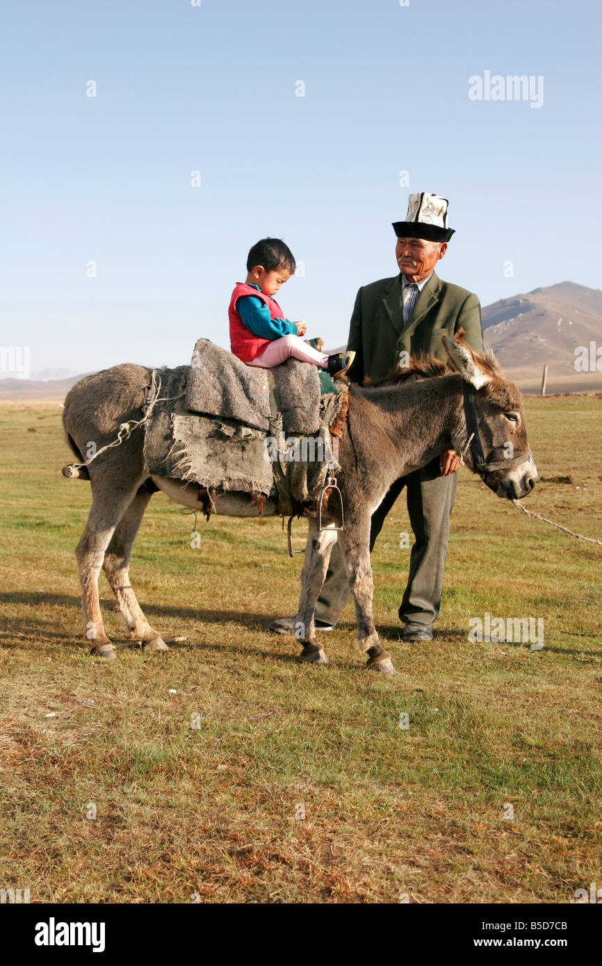 Kirgisische Greis tragen traditionelle Kalpak (Hut) und junge sitzt auf Esel, See Lied-Kol, Kirgisien, Zentralasien Stockfoto
