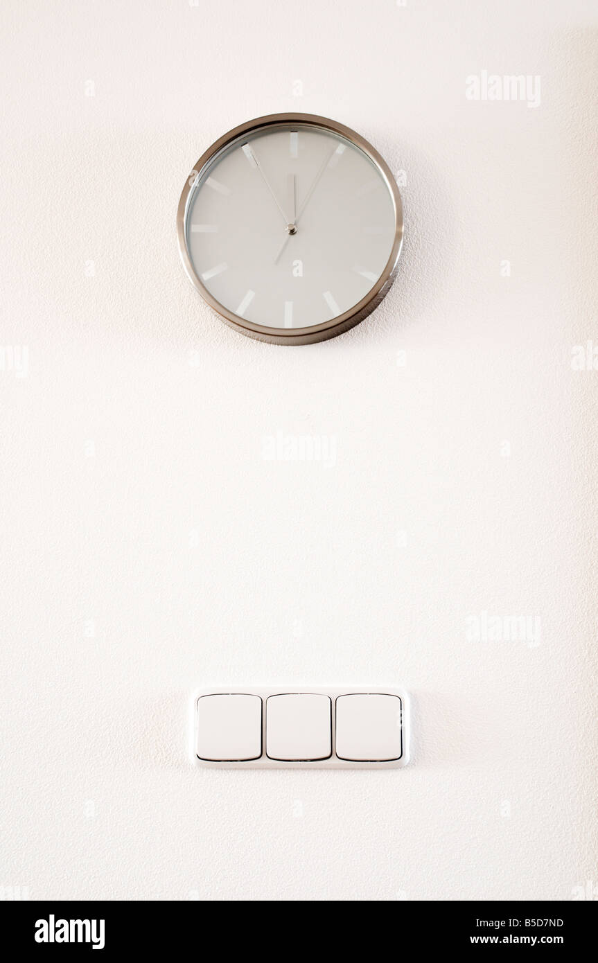 Uhr an der Wand mit drei Schalter Tasten Stockfoto