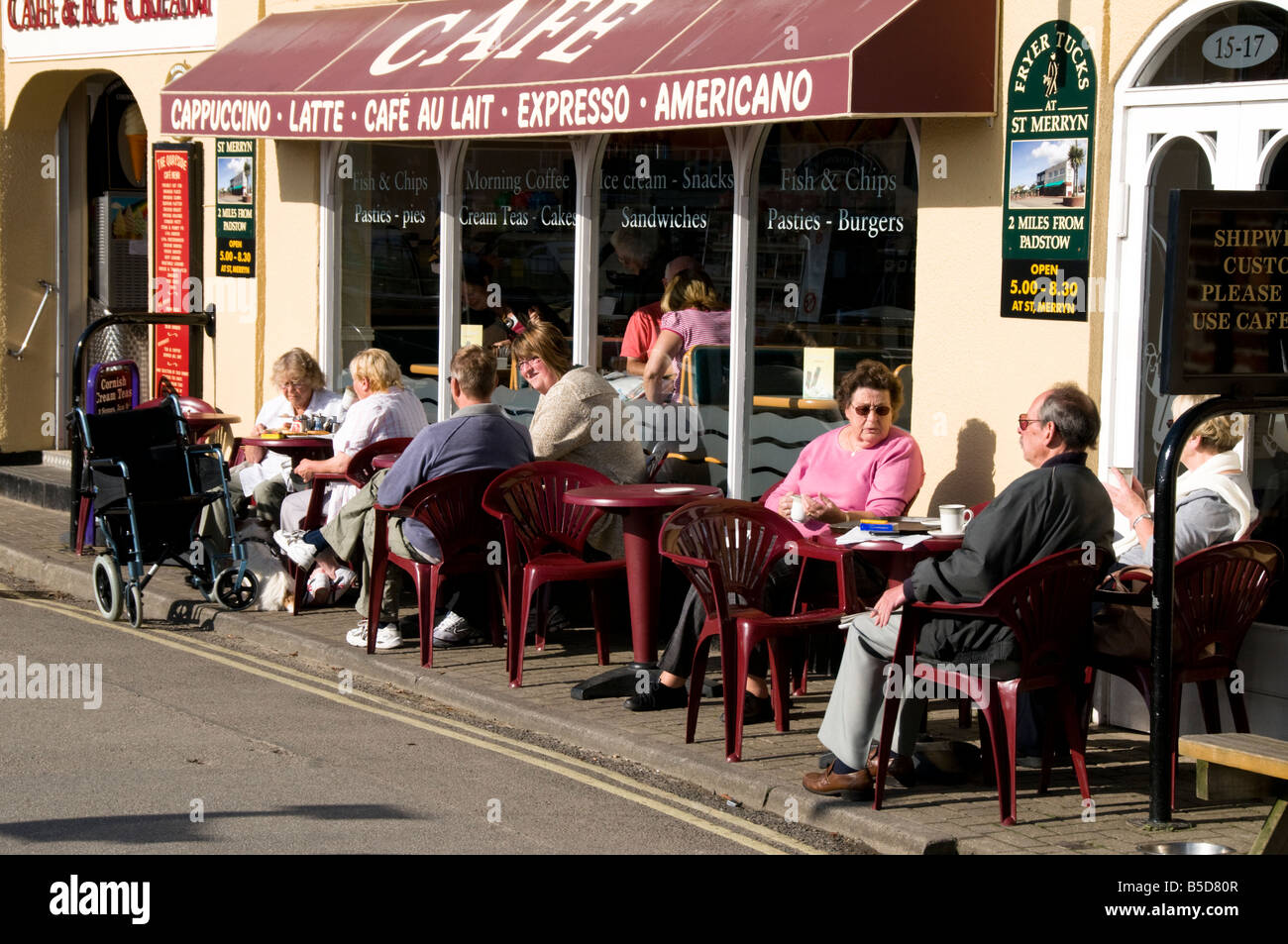 Menschen am Bürgersteig Café, Padstow, Cornwall, England Stockfoto