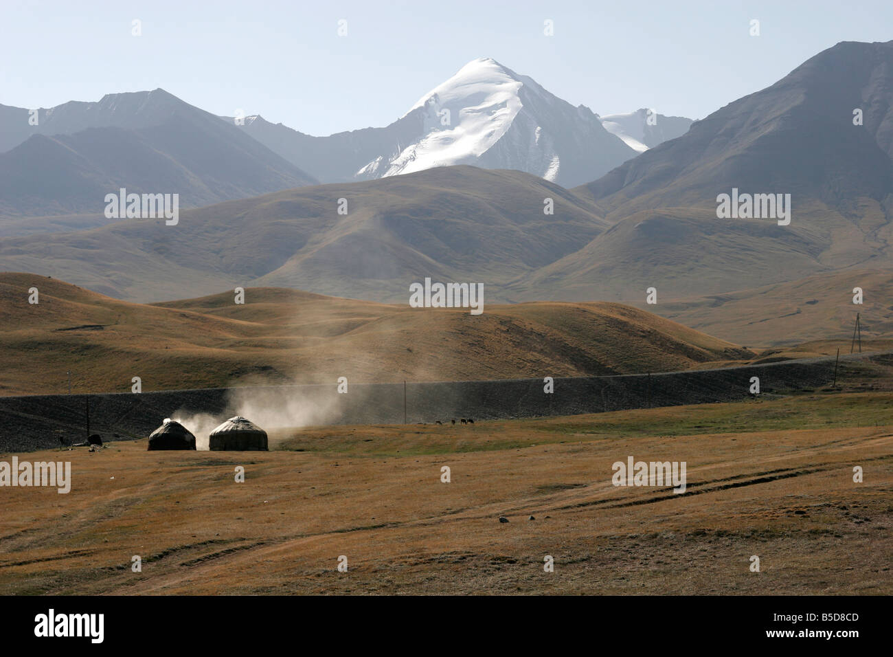 Kirgisischen Jurten und Pamir-Gebirge, Kirgisien, Zentralasien Stockfoto