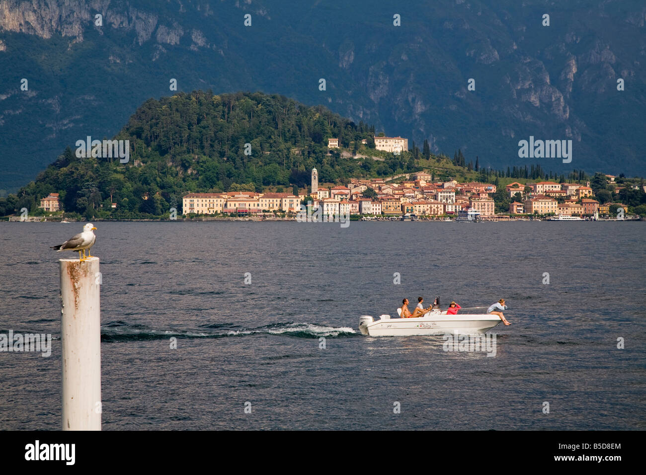 TOURISTENBOOT SPORT AM COMER SEE-BELLAGIO IM HINTERGRUND ITALIEN EUROPA Stockfoto