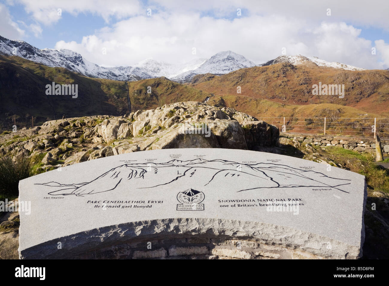 Informationen Stein Plakette zeigt Berge Mount Snowdon horseshoe Aussichtspunkt mit Schnee auf Berggipfeln. Snowdonia National Park North Wales, UK. Stockfoto