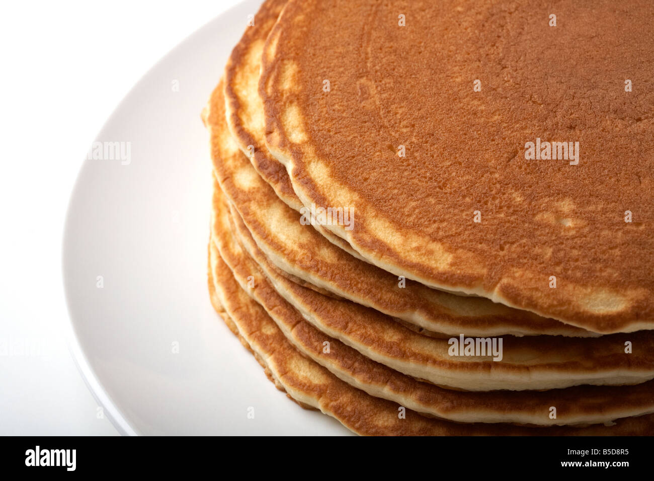 Stapel von großen amerikanischen Stil Pfannkuchen auf einem weißen Teller Stockfoto