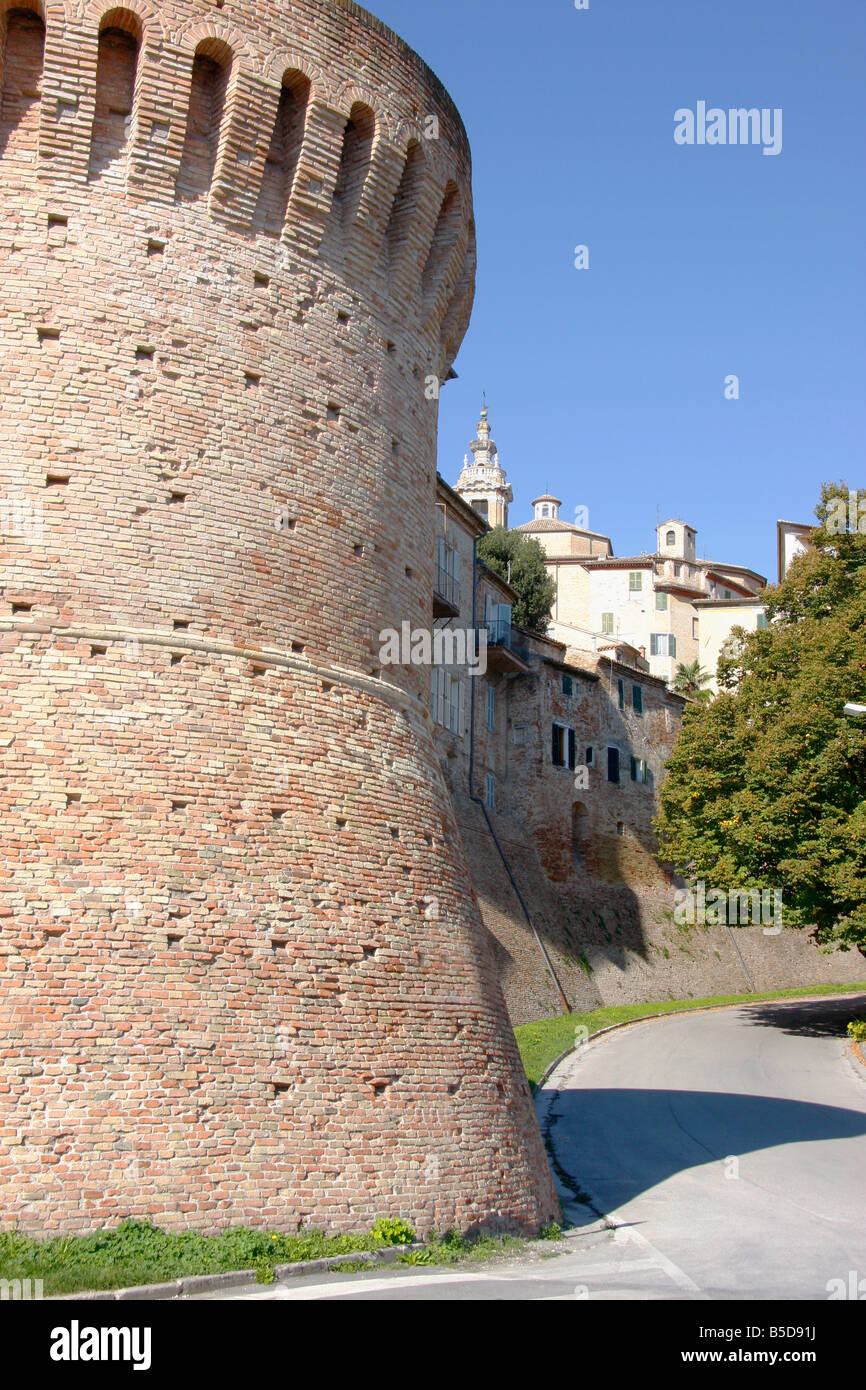 die 14. Jahrhundert historischen Mauern von der schönen Hilltown von Jesi in Le Marche, Italien sind auf römischen Fundamenten erbaut. Stockfoto