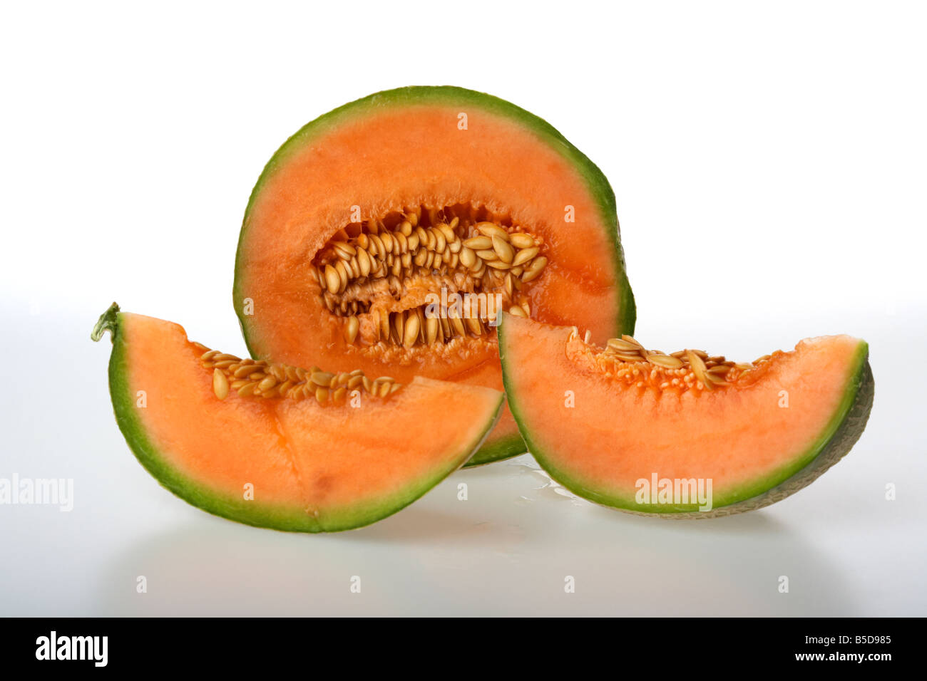 Schneiden Sie Hälfte reif europäischen Cantaloupe-Melone und zwei Scheiben mit Samen Stockfoto