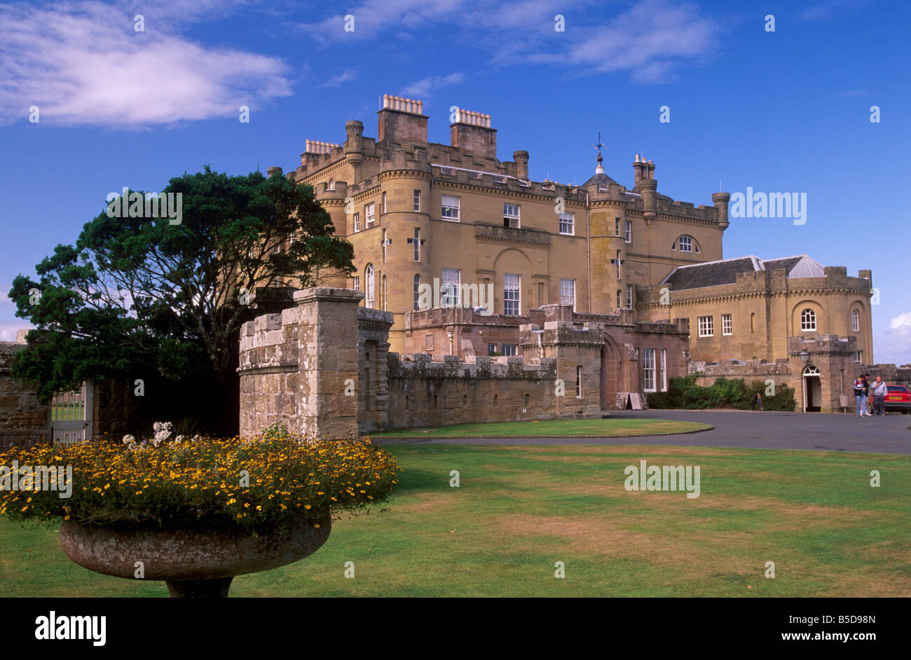 Culzean Castle, aus dem 18. Jahrhundert, entworfen von Robert Adam, aus den Gärten, Ayrshire, Schottland, Europa Stockfoto