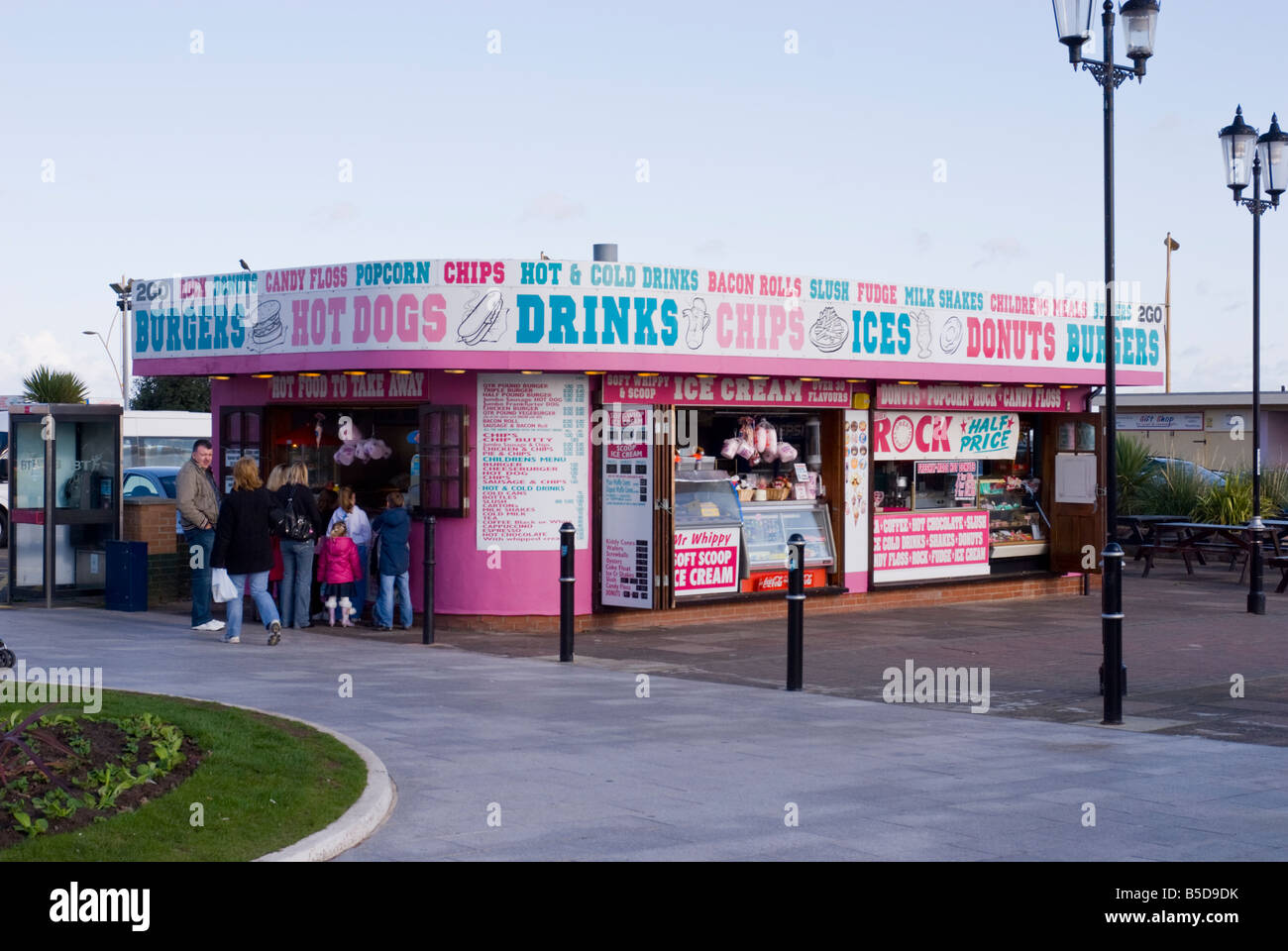 Kiosk verkauft Eis, Donuts, Chips und warmen und kalten Speisen, trinken, entlang der Strandpromenade in Great Yarmouth Norfolk Uk Stockfoto