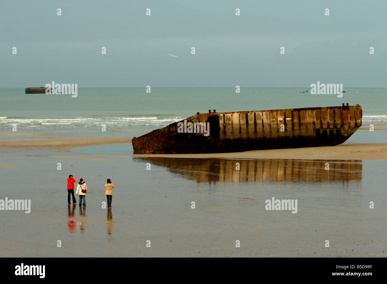 Reste von Mulberry Harbour, Goldstrand, Arromanches-Les-Bains, Normandie, Frankreich Stockfoto