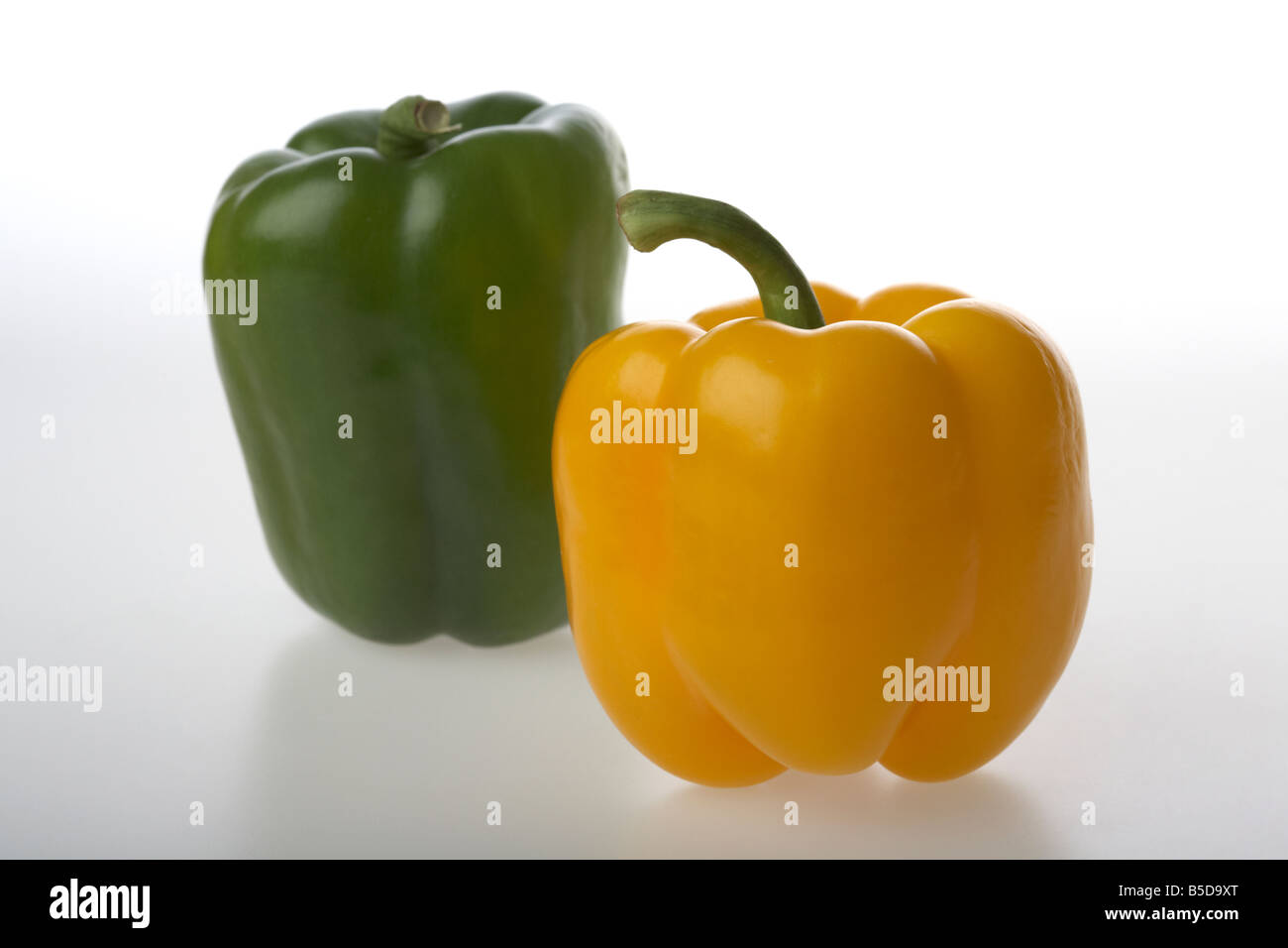 gelbe und grüne Paprika Stockfoto