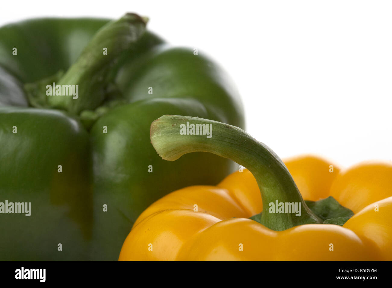 gelbe und grüne Paprika hautnah Stockfoto